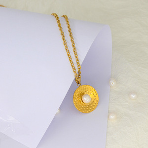 2023 nouveau luxe sans ternissement 18k plaqué or en acier inoxydable Baroque perle collier boucles d'oreilles ensemble de bijoux en gros - Product Image 4