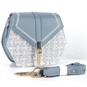 Bolso de hombro clásico de cuero tejido marrón con borla para mujer