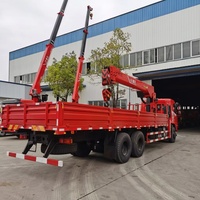 Camion-grue avec compartiment de chargement pour le transport quotidien de marchandises et les tâches de levage d'urgence temporaires