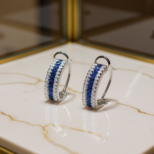 Orecchini a Cerchio Classici in Argento 925 con Cristalli Blu Taglio Brillante Rotondo e Incastonatura a Canale, Gioielli da Donna per Uso Quotidiano - Product Image 2