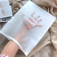 Sacs d'emballage de sac à fermeture à glissière biodégradable givré personnalisé pour chemise \/sweats à capuche \/pantalon avec logo sacs en plastique