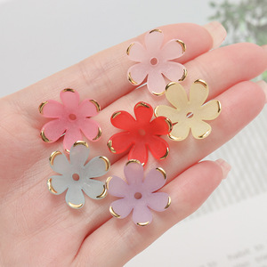ลูกปัดอะคริลิกรูปดอกไม้ขอบสีทอง ขนาดกลาง อุปกรณ์ทำเครื่องประดับ DIY สำหรับงานฝีมือ - Product Image 4