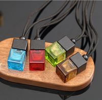 Bouteilles en verre colorées de diffuseur suspendu de voiture de 8ml avec logo personnalisé Bouteille de diffuseur en verre de parfum d'huile essentielle avec couvercle en bois noir