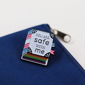 Épingles en émail souple amusantes « YOU ARE SAFE WITH ME » en métal plaqué, personnalisées <span class=keywords><strong>et</strong></span> gaufrées, <span class=keywords><strong>pour</strong></span> les amateurs de livres – Édition Rainbow Book - Product Image 3