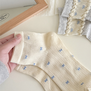 Calzini sportivi da donna a tinta unita, in maglia sottile traforata, con piccoli motivi floreali, assorbenti, stile college, blu, per primavera/estate - Product Image 2