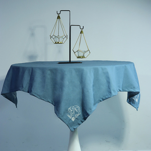 Nappe de table en coton et lin bleu brodée avec monogramme personnalisé en gros pour hôtel, restaurant, banquet - Product Image 1