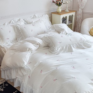 Nuovo Set di Biancheria da Letto di Lusso per il Festival del Commercio di Marzo, Set Copripiumino Personalizzato con Ricamo a Rosa in Cotone Lavato e Pizzo Ondulato per Signore - Product Image 3