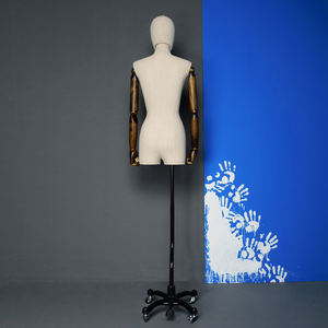 Luoben หุ่นไฟเบอร์กลาสโชว์เครื่องแต่งกายตัวบนสำหรับผู้หญิงพร้อมชุดเดรสแบบถอดได้แขนและหัวทำจากไม้ - Product Image 4