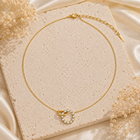 Collana con Ciondolo a Cerchio Intrecciato con Lettera D in Acciaio Inossidabile Placcato Oro 18K e Zirconi, Stile Lusso Discreto, per Donna - Vendita all'Ingrosso