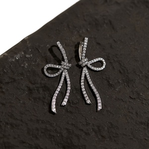 Orecchino a Clip Gaby con Fiocco Intarsiato di Diamanti, Senza Fori, Stile Lusso Leggero, per Viso Rotondo - Product Image 6