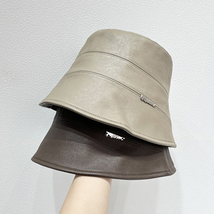 Mũ len mùa đông ngoài trời cá tính, chống thấm nước, logo kim loại, màu trắng đen, chất liệu da PU dành cho nữ - Product Image 3