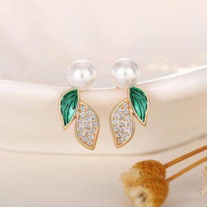 Boucles d'oreilles à clous en forme de feuille dorée avec fausse perle blanche et incrustation de cristal pour femmes, bijoux classiques à porter au quotidien - Product Image 3