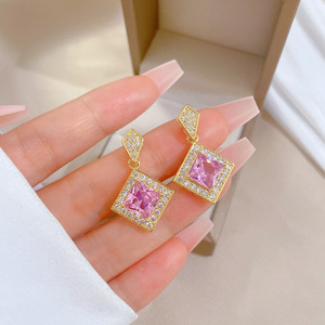 Pendientes de Botón de Circonita Cúbica Brillante con Baño de Oro de 18k al por Mayor, Diseño de Flor y Corazón de Moda, Regalo - Product Image 4