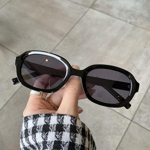 Gafas de Sol Ovaladas Unisex Modernas con Marco de PC Gris, Protección UV400 Tipo 3, Estilo Hip Hop para Club - Product Image 4