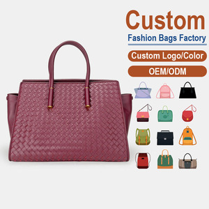 Bolso de hombro tejido en cuero de grano completo – Con diseño de tejido de rombos y herrajes en tono dorado | Silueta Elegante y Sofisticada - Product Image 1