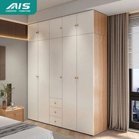 Armoire blanche au design luxueux pour chambres à coucher, en bois de haute qualité, style moderne et fonctionnel.