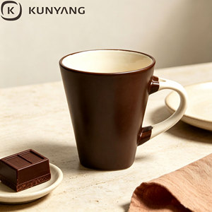 Mug à café en céramique bicolore en forme <span class=keywords><strong>de</strong></span> <span class=keywords><strong>V</strong></span>, poignée contrastante, tasse à thé conique en porcelaine, logo personnalisé, cadeau d'entreprise, vente en gros - Product Image 3
