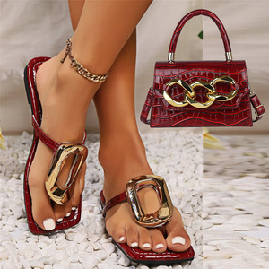 Sandalias de playa de verano para mujer, nuevas, de suela plana, tacón bajo, antideslizantes, talla grande, con pinza para el pie, diseño de <span class=keywords><strong>piedra</strong></span>, cadena y bolso a juego. - Product Image 1