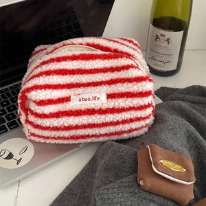 Trousse de toilette de grande capacité Sac à cosmétiques en laine d'agneau à rayures multiples Étiquette lavable Remplissage en coton doux pour l'hiver - Product Image 5