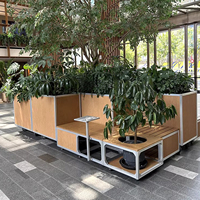 Banc d'extérieur commercial modulable en profilé aluminium avec assise en lattes de bois et jardinière intégrée pour espaces publics