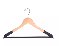 Porte-manteau de luxe antidérapant en bois avec barre ronde pour l'affichage en magasin de vêtements