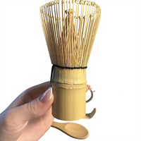 Ensemble de fouet à matcha écologique en bois comprenant un fouet chasen, un support pour fouet (blanc), un tamis, une cuillère à thé et une cuillère à café