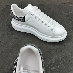 Chaussures de sport de luxe de créateur haut de gamme, à semelle épaisse et respirante, avec détails diamantés, blanches, fermées, pour couple, décontractées - Product Image 5
