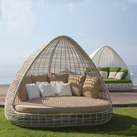 Moderner Wasserdichter Rattan-Rundtagesbett Hotel-Schwimmbad-Möbel Strandliege mit Baldachin
