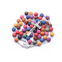 Collier en résine plastique avec croix florale rose, perles de chapelet, bijoux unisexe