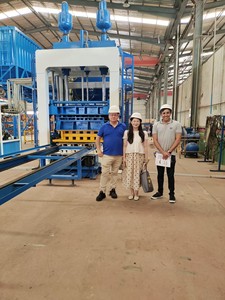 Máquina <span class=keywords><strong>de</strong></span> Bloques <span class=keywords><strong>de</strong></span> Hormigón <span class=keywords><strong>de</strong></span> Gran Capacidad y Buena Relación Calidad-Precio, Línea <span class=keywords><strong>de</strong></span> Producción <span class=keywords><strong>de</strong></span> Bloques QT18-15, Máquina para Fabricar Bloques Huecos y Adoquines - Product Image 5