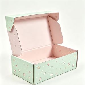 Boîte cadeau rigide rose menthe avec motif étoiles, cœurs et fleurs, rectangulaire, en papier écologique, impression quadricolore, emballage artisanal - Product Image 2