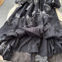 Robe longue élégante pour femme avec col en perles, manches bouffantes, coupe trapèze, broderie florale et ceinture, idéale pour le quotidien et les soirées