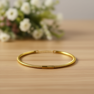 Bracciale a Polsino Nina in Acciaio Inossidabile Placcato Oro, Gioiello Minimalista alla Moda per Donne - Product Image 2