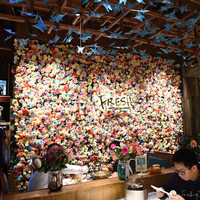 Mur de fleurs artificielles pour séances photo, boutiques tendance, décoration de mariage, arrangement de fausses roses et plantes vertes, fond d'image mural