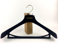 Cintres de luxe en plastique et en fer avec logo personnalisé Organisateur de garde-robe et de salle de bain noir Design unique