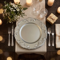 Assiette de présentation 13 pouces en plastique PS, style victorien de luxe, durable, avec bordure à motif de feuilles baroque moderne, pour mariage et repas
