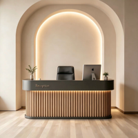 Bureau d'accueil moderne en bois à lattes avec comptoir anthracite et lettres dorées lumineuses à LED pour hall d'hôtel ou bureau