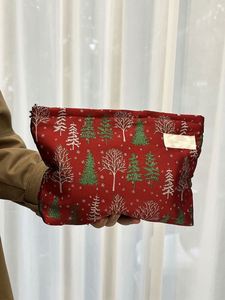 Sac de maquillage de Noël BSCI, sac de rangement en soie scintillante avec motif d'arbre de Noël et de flocon de neige, pochette pour produits de soin de la peau et articles de toilette - Product Image 3