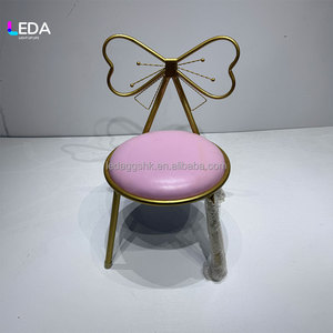 Silla Infantil LEDA con Respaldo de Metal Dorado, Cojín Rosa, Patas Cónicas, Muebles de Interior para Hotel, Diseño Contemporáneo - Product Image 1