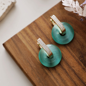 Boucles d'oreilles Huggie en forme de donut avec pierre blanche en cristal, plaqué or, cuivre et zircon, bijoux de mode pour le quotidien - Product Image 4