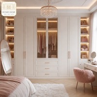 Armoire de chambre intégrée blanc crème avec vitrine LED rétroéclairée personnalisée, quincaillerie or rose, verre cannelé, pour toute la maison, OEM