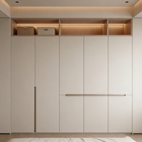 Armoire et meuble de rangement contemporains en bois massif sur mesure avec tiroirs intégrés et zones de suspension empilables