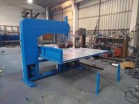 Machine de découpe verticale de taille moyenne avec couteau à ruban pour la découpe de feuilles de tissu en mousse