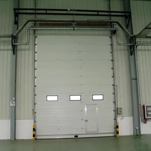 Porte industrielle sectionnelle aérienne coulissante à levage vertical automatique pour garage et entrepôt avec panneau isolé