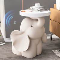 Adorable éléphant décoratif sur pied pour salon, grand meuble décoratif, près du canapé, plusieurs meubles comme cadeaux pour déménagement.