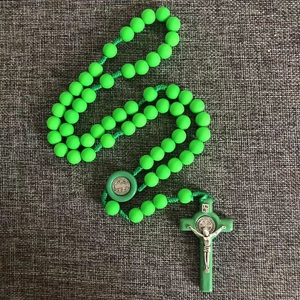 Kalung Rosario Manik-manik Plastik Warna Neon Oranye dengan Benedict Crucifix dan Pusat Rosario - Product Image 4