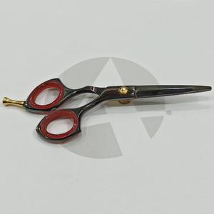Ciseaux de coiffure pour barbier en titane noir de 5,5 pouces avec lame en acier inoxydable tranchante, fabriqués au Pakistan - Product Image 5