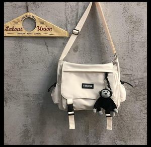 Sac de messager avec de jolies épingles et décorations sac de messager à une épaule en nylon, sac japonais Kawaii adapté aux femmes et aux hommes - Product Image 2