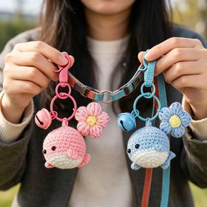 Porte-clés en crochet fait main en forme de dauphin, décoré de fleurs et de petites clochettes, idéal pour les sacs à dos, les valises et les clés de voiture - Product Image 4