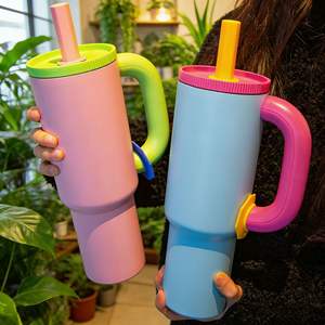 Vaso de acero inoxidable de 40 oz con asa y pajita para viajes y uso en el coche - Product Image 1